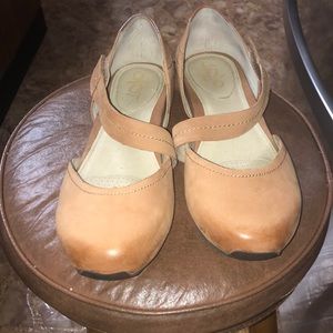 EUC Size 9 OTBT Flats! Cute and comfy!